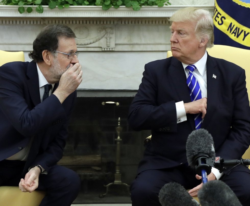 Una de les imatges del llibre sobre el secret en política: Mariano Rajoy fa el gest de posar-se la ma a la boca en conversar amb Donald Trump 